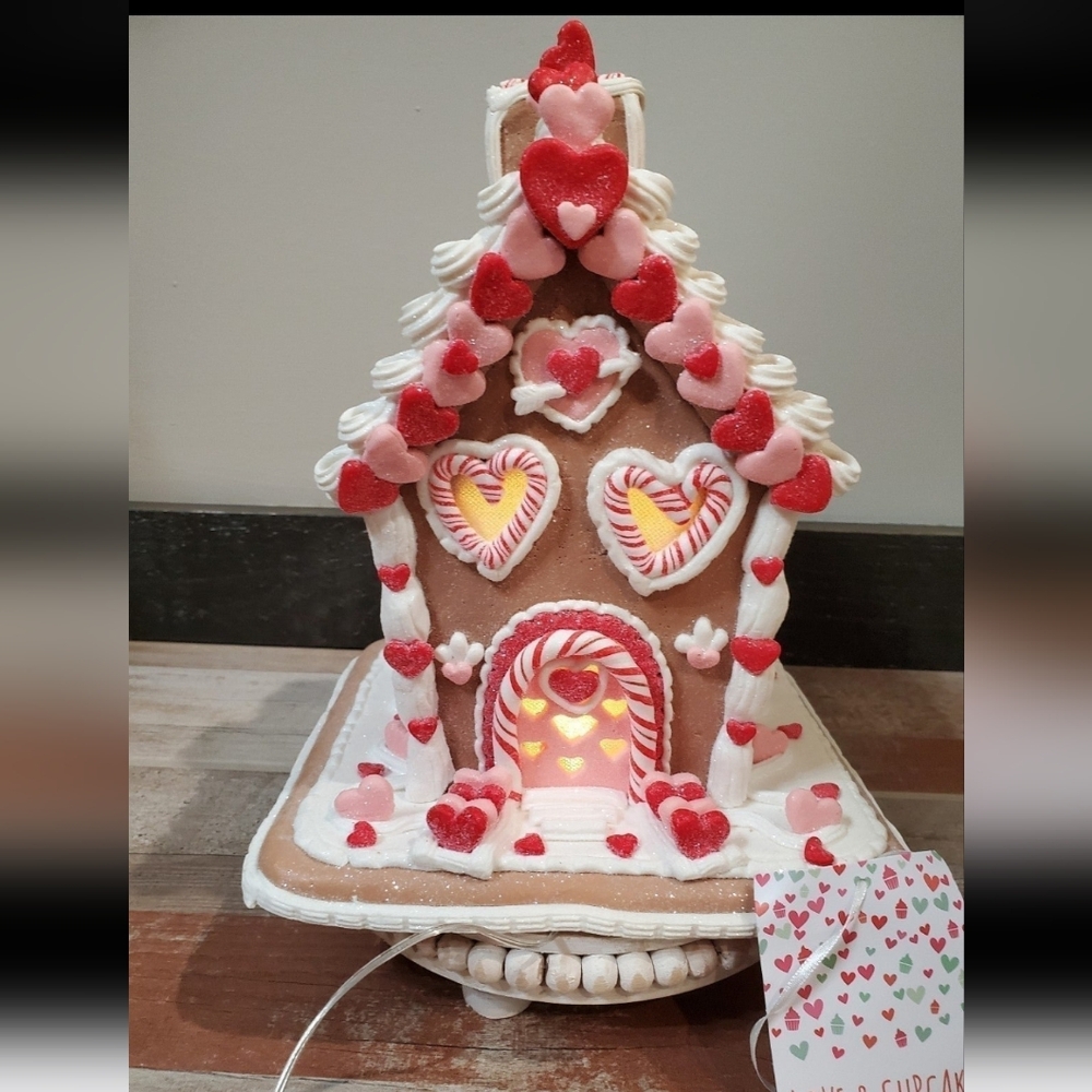 Fun Valentines Hearts Gingerbread House-NWT